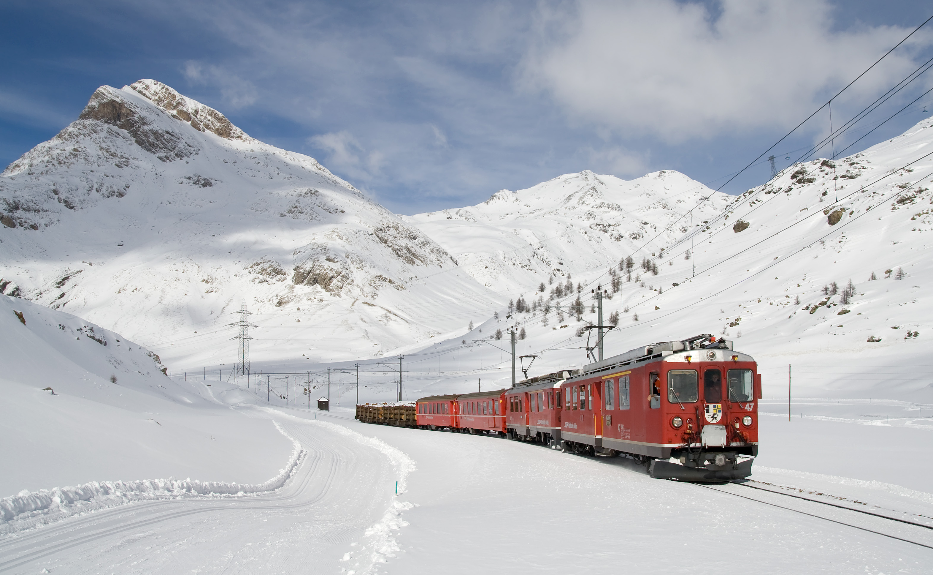 Bernina Express in Winter_by Kabelleger_David Gubler_Public domain_via Wikimedia Commons