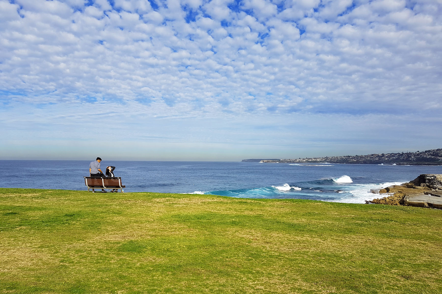 SGMT Australia Sydney_Bondi to Coogee Coastal Walk_17 Clifftop Bench Couple Goals